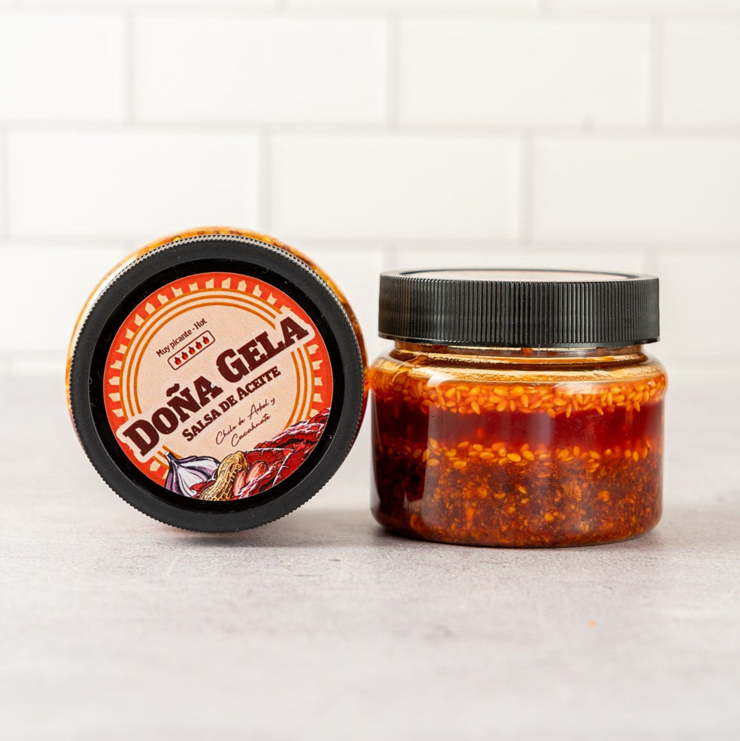 Salsa Aceite Frontal y Perfil, con Etiqueta Doña Gela, Muy Picante, Chile de Árbol, Cacahuate y Ajo.